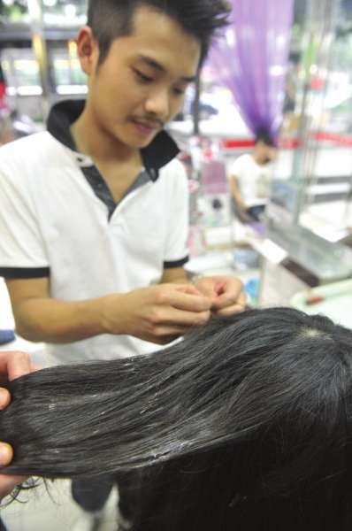 <em>成都</em>街头一些女性<em>头发</em>被陌生<em>男子</em>涂强力胶水_