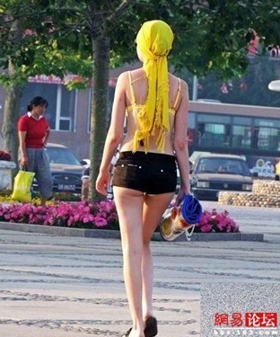 街拍<em>暴露</em>欲很强<em>的女</em>银 hold住图片频道 - 海口网