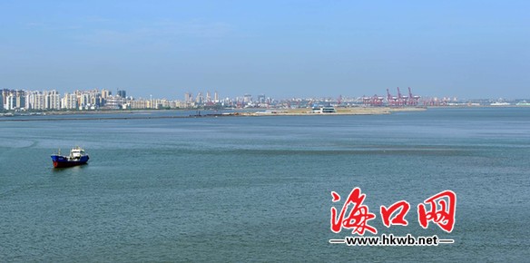 海口网8月3日消息(记者黎光实习生黄春风)从世纪大桥上向西看去,海口湾近海水中出现一个葫芦形的小离岛,它的作用一直引起外界关注。今天从海南中汇集团获悉,这座填海形成的离岛上将建设七星级灯塔酒店等项目,建成后将成为海南乃至东南亚地区的地标性建筑。 记者现场看到,该离岛由施工便道与万绿园陆地相连,岛上已建成工程项目部和一些辅助建筑物。为方便建设一座未来与离岛相连的24米宽的景观桥梁,目前施工方正在架设景观桥栈道。 灯塔酒店项目位于海口市主城区海口湾核心滨海区域,通过填海形成离岛,经桥梁与岛上观