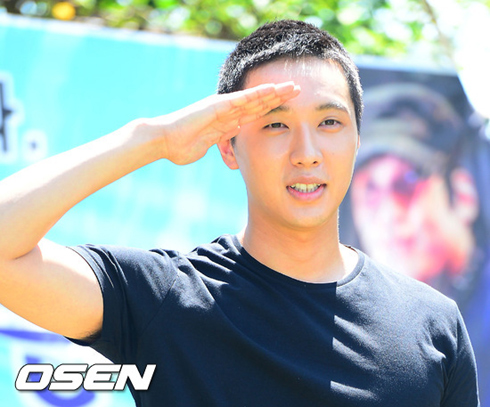 池贤宇入伍百名粉丝送行 女友刘仁娜未现身_娱乐快报_娱乐新闻_海口网