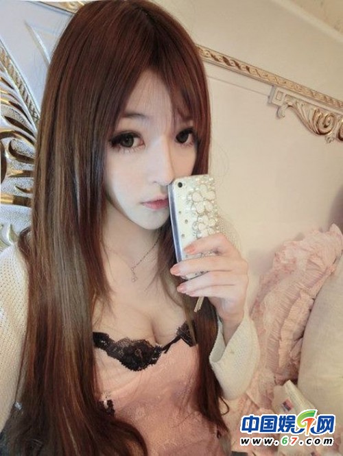 全球<em>美少女</em>集体模仿充气<em>娃娃</em> 中国女学生王嘉