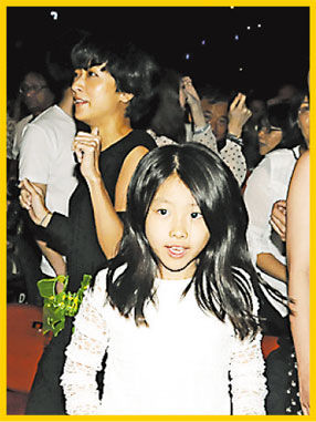 陈奕迅站小货车顶裸肚献唱 想开天体演唱会(图