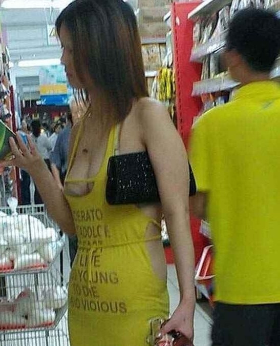 武汉暴露女着<em>情趣内衣</em>逛超市 引市民围观(组图