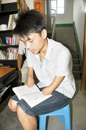 5岁爬上变压器失去双手 20岁青年走进初中一年级