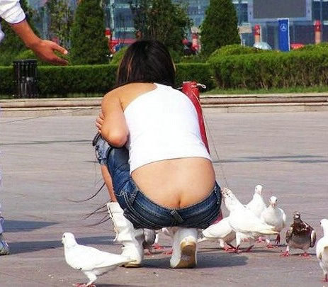 <em>街拍美女尴尬图片</em>_街拍美女尴尬紧身裤_街拍