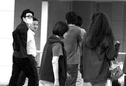 两年前,俞灏明与selina因为拍戏被烧伤,如今selina早已完成复高清图片