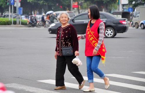 目击海口街头中国式过马路 志愿者街头劝阻