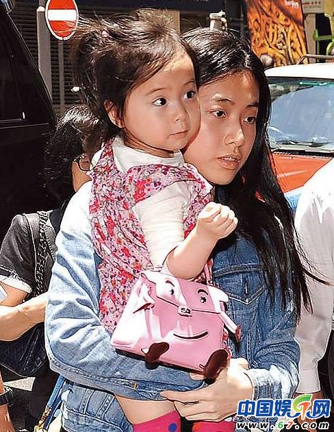 <em>刘銮雄女友</em>甘比剖腹产龙子