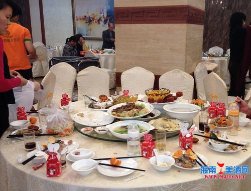 网友拍海口某酒店婚宴酒席 浪费令人心痛呼唤