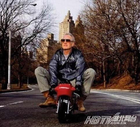 外籍人士上海高架小便真是不可思议 街拍外国