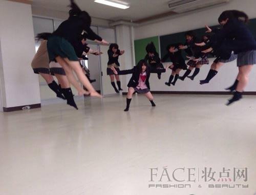 日本女生"气功波"爆红网络 高难度动作模仿动漫"龙珠"