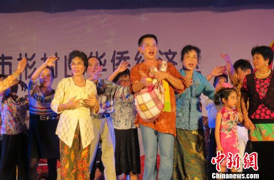 南海风云主题曲曲谱-海南琼海市彬村山华侨经济区21日晚上演了一场别具印尼风情的晚会,