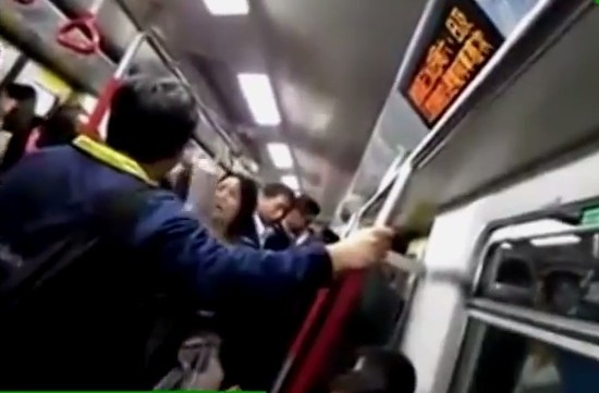 两人吵架波及旁边乘客,乘客纷纷下车或躲开,上海阿姨后来居上,大跳脚