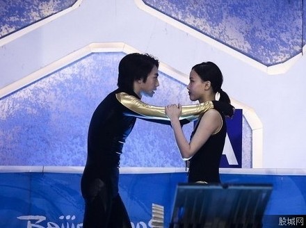 俞灏明黄龄秀甜蜜 性感情侣泳衣 男女搭配干活