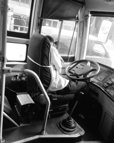 武汉边开车边吸毒公交司机被解聘 自称吃槟榔