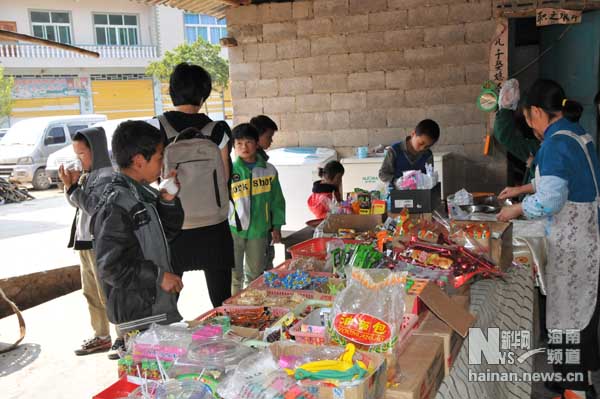 中午放学后到学校附近的小卖部买零食吃(3月2