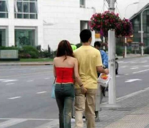 <em>色男色女</em>咸猪手公共场合肆无忌惮