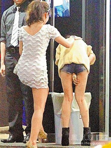 希腊脚<em>辣妹</em>醉酒险露点衣衫不整成色狼捡尸目