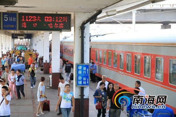 哈尔滨站的乘客出口。(记者高鹏摄) 到了,我们到哈尔滨火车站了。经过65个小时30分钟的穿行,从海口出发至哈尔滨的K1122/1列车于7月5日上午9时10分到达目的地哈尔滨,51名从海口乘坐列车到哈尔滨的旅客拿着他们的行李开心地走出哈尔滨火车站。 7月5日上午9时10分,随着K1122/1列车停靠在了哈尔滨火车站,南海网记者一下车就感觉到一阵凉爽,列车员站在车厢门口,帮助乘客把行李拿下站台,指引乘客出站。 哎呀,这趟真舒服。从海口乘车北上的87岁的吴老爷爷,在儿子的搀扶下,缓缓走下了车