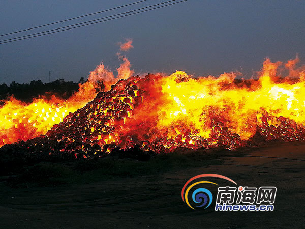 沙一板材厂6000吨原料堆着火 疑为雷电击中所