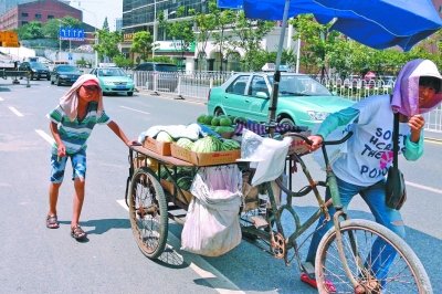小学生帮母亲推车卖西瓜 去市场需步行40分钟