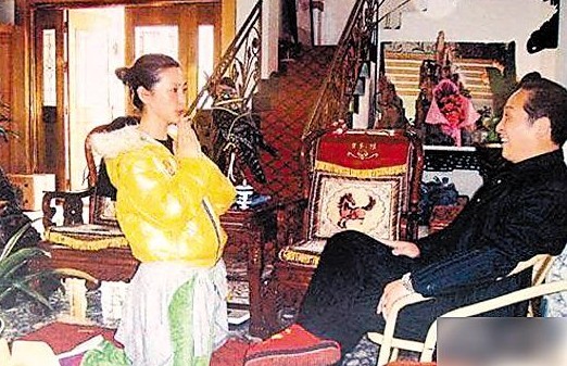 王林为女星床上开光:直夸其中几位身材不错