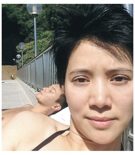 袁咏仪(靓靓)为老公开心之余,昨日更公开chilam赤裸上身,享受日光浴