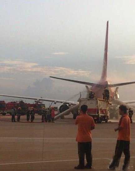 深圳飞北京航班起火 12名乘客撤离中受伤(图)_