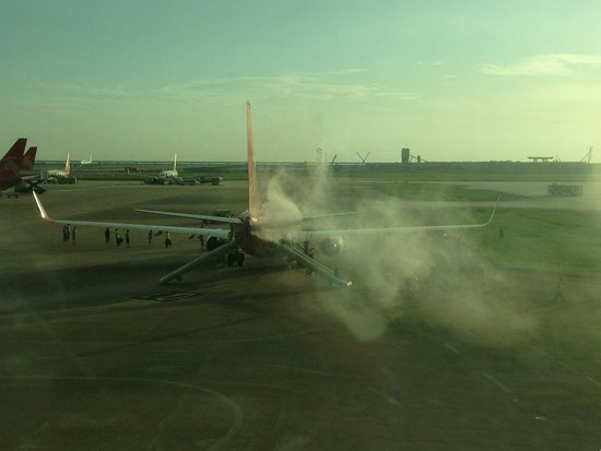 深圳飞北京航班起火 12名乘客撤离中受伤(图)_