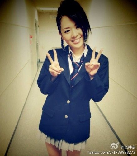 苍井空罕见制服诱惑:性感教师 纯情学生妹(图)