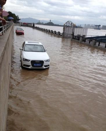 强台风菲特逼近 浙江苍南瞬间风力超17级