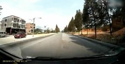 多人围堵打伤超车司机 自称车上首长不喜欢被