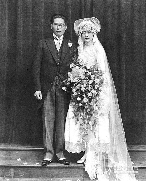 1927年,宋子文与九江富商张谋如之女张乐怡结婚时照.