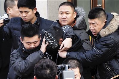 男子不满分手持刀挟持前女友 被控绑架获刑5年