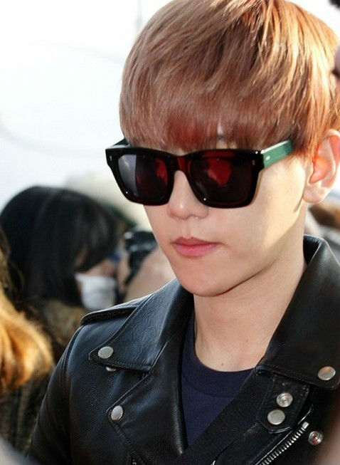 2014红白艺能大赏exo机场酷帅照 kris吴亦凡皮衣超黑秀长腿 廘晗迷人图片