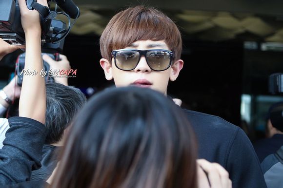 2014红白艺能大赏exo机场酷帅照 kris吴亦凡皮衣超黑秀长腿 廘晗迷人图片