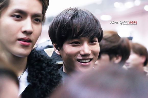 2014红白艺能大赏exo机场酷帅照 kris吴亦凡皮衣超黑秀长腿 廘晗迷人图片