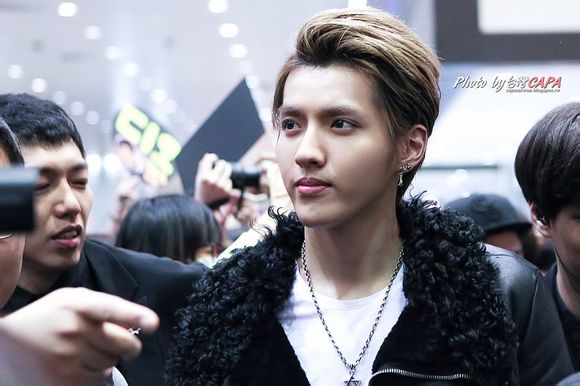 2014红白艺能大赏exo机场酷帅照 kris吴亦凡皮衣超黑秀长腿 廘晗迷人图片