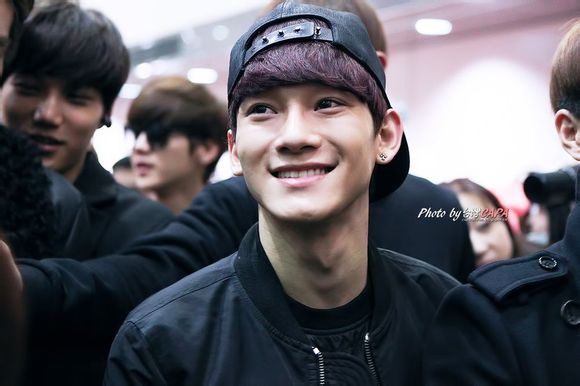 2014红白艺能大赏exo机场酷帅照 kris吴亦凡皮衣超黑秀长腿 廘晗迷人图片