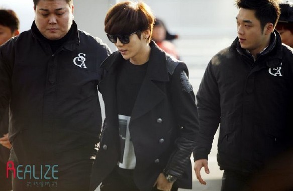 2014红白艺能大赏exo机场酷帅照 kris吴亦凡皮衣超黑秀长腿 廘晗迷人图片