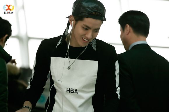 EXO-M队服齐整机场受大炮待遇:Kris吴亦凡再