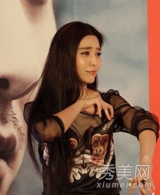 明星当众解内衣裤 豪放举动无下限_明星八卦_