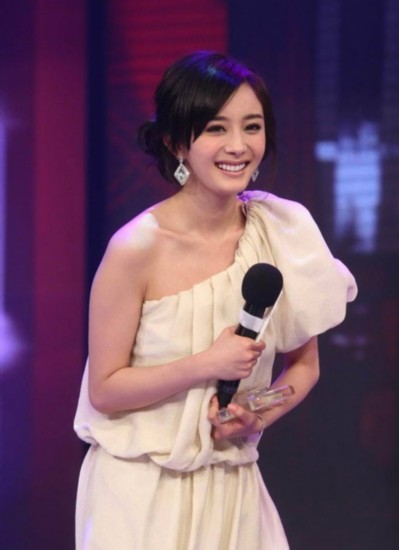 杨幂李小璐柳岩 平胸土气女星挤胸变女神(图)_