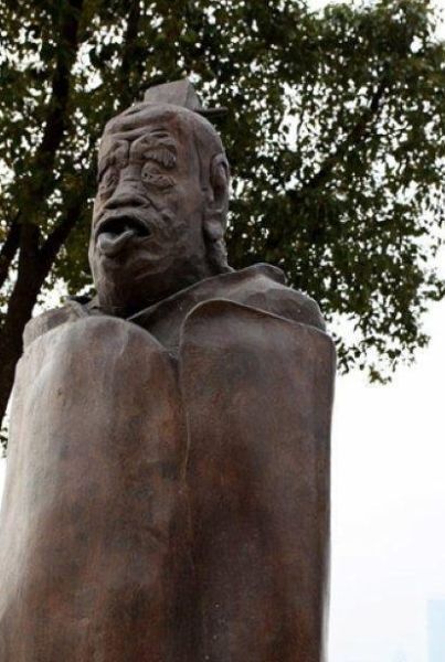 沈阳中街某商场惊现雕塑品"武松杀嫂 潘金莲三点全露