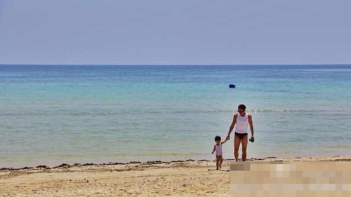 孙俪晒邓超手牵儿子照 背心泳裤亲子装温馨爆