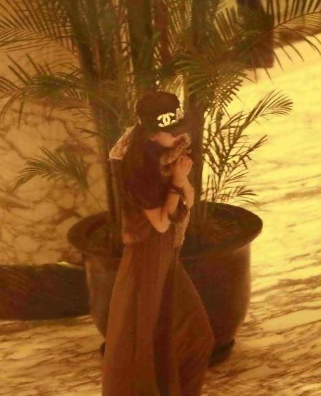 黄晓明与Baby酒店私会 刘芸撇郑钧独自试婚纱