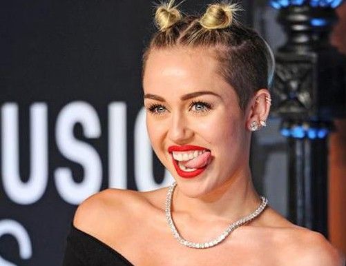 曝麦莉曾与比伯一夜情 赛琳娜姐妹团将联手报