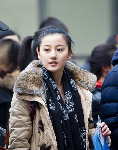 上戏美女艺考手挽名包不差钱 现场惊现明星脸