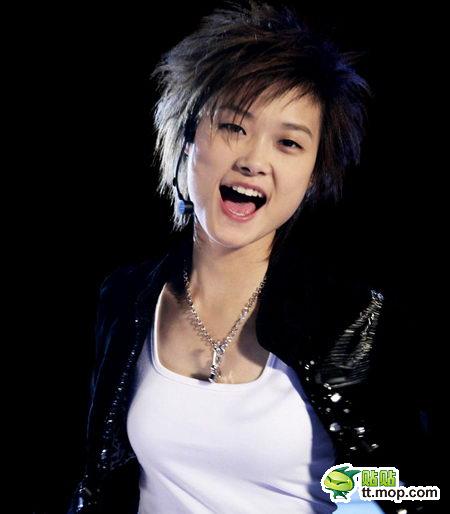 李宇春留长发了 原来春哥变成女生这么女神_娱