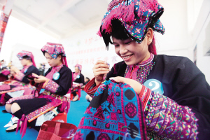 特色活动传承民族文化 最小的织锦参赛选手年